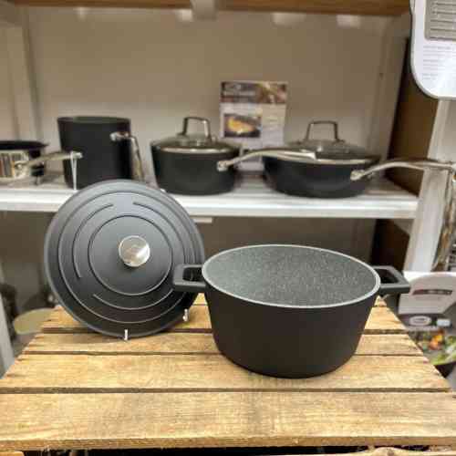 masterclass-cast-aluminium-2.5l-casserole-dish-20cm-BLACK