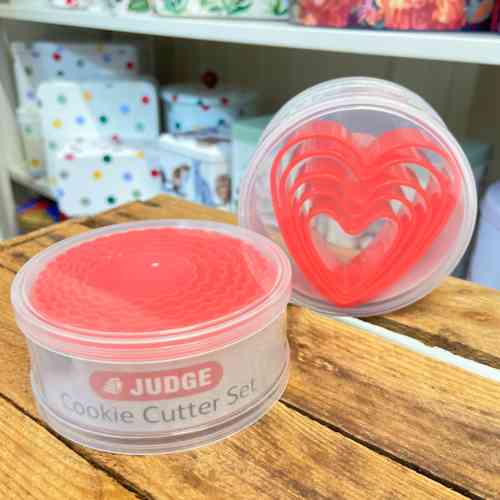 judge-cookie-and-biscuit-cutter-set-hearts-andcrinkled-round