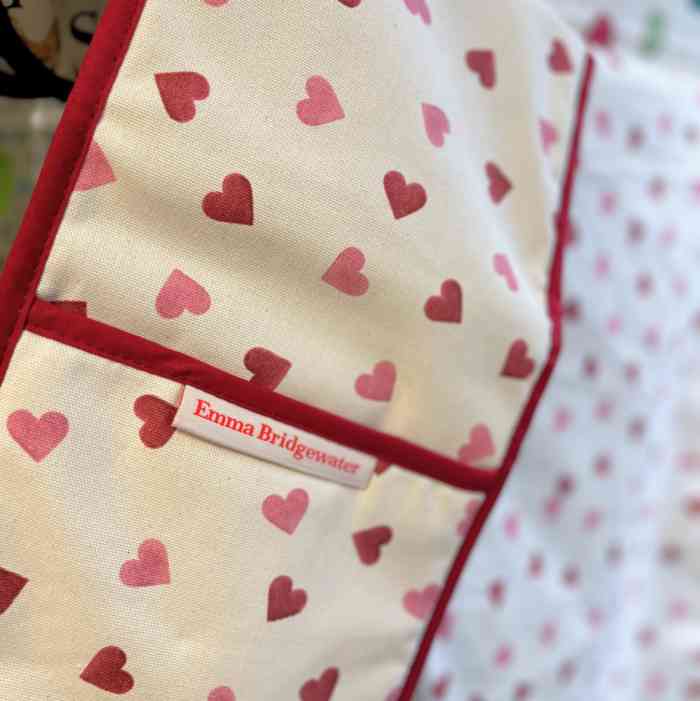 emma-bridgewater-pink-hearts-double-oven-gloves