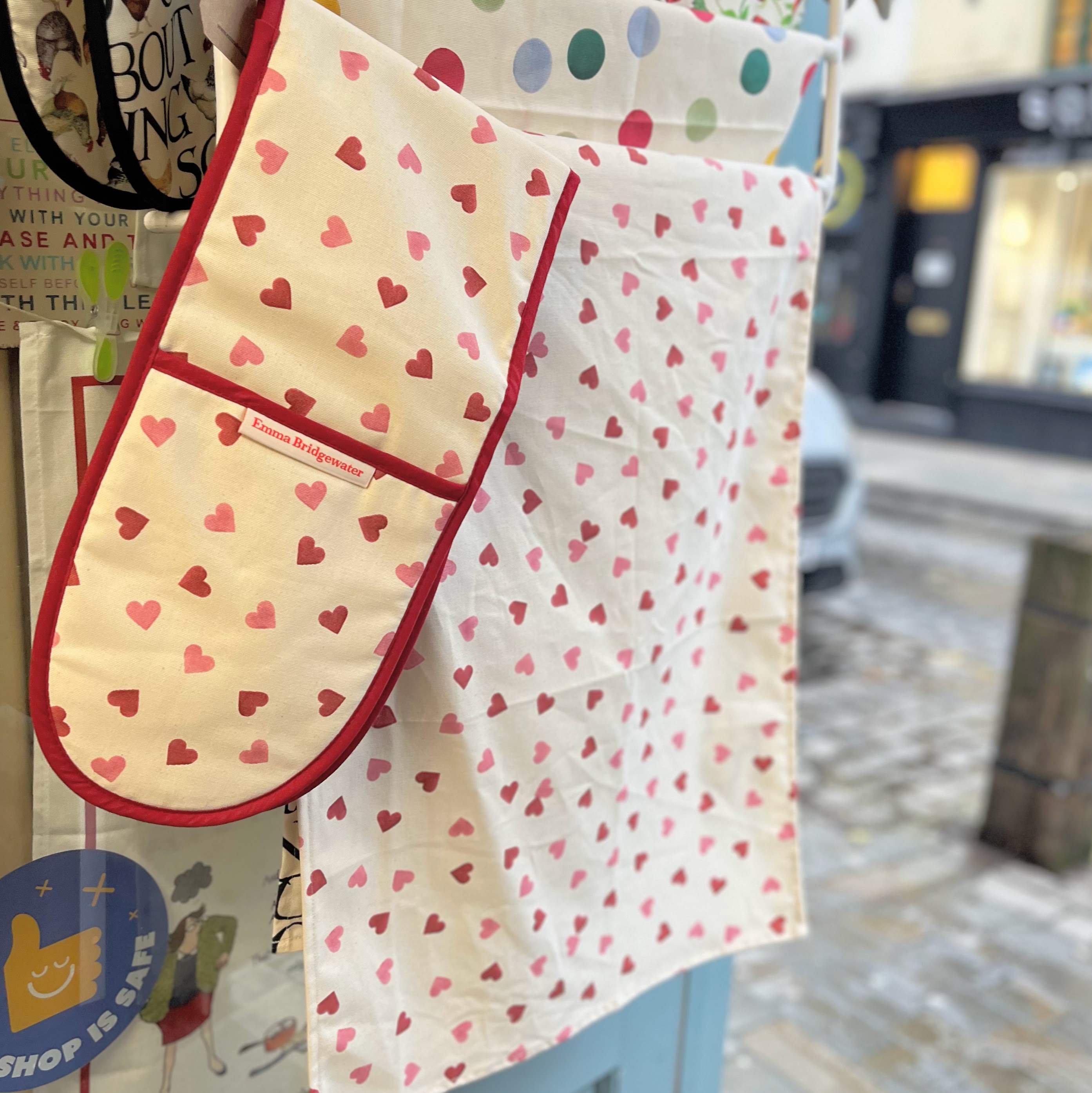 emma-bridgewater-pink-hearts-double-oven-gloves-and-tea-towel